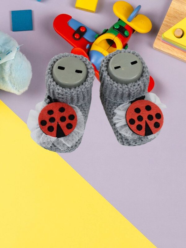 Πλεχτά Παπουτσάκια Αγκαλιάς LC5033